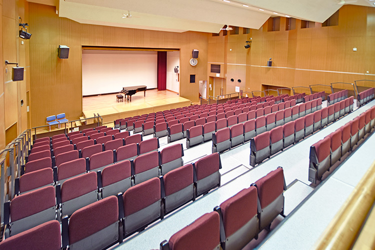 多目的ホール（可動席 232席） 池田町創造館