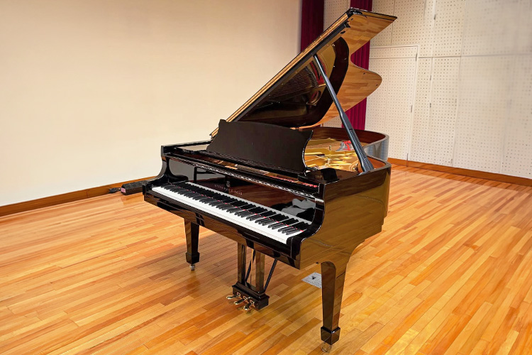 グランドピアノ 池田町創造館
