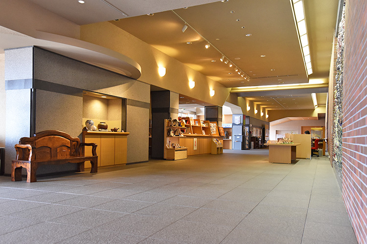 エントランスロビー 北アルプス展望美術館（池田町立美術館）
